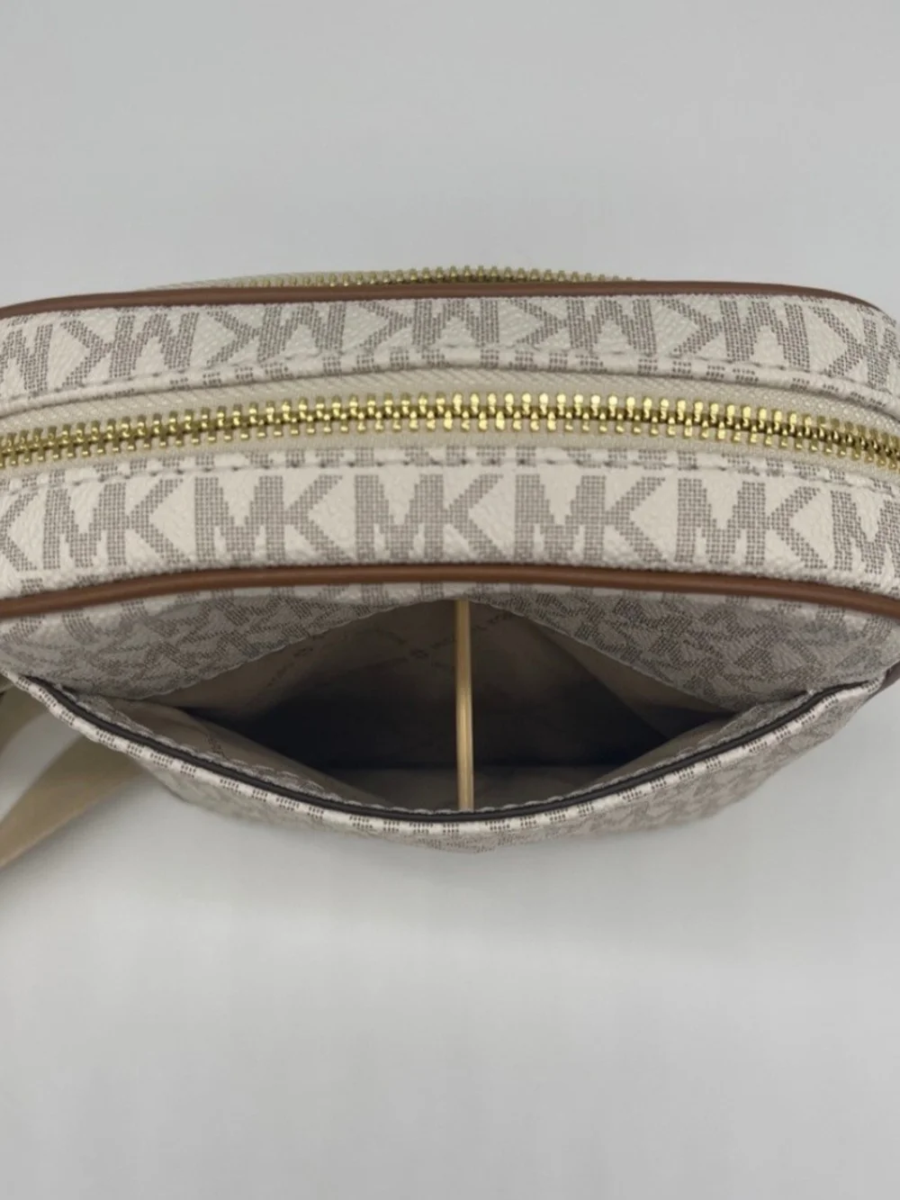 NWT Michael Kors Vanilla JetSet Travel Logo Crossbody Bag